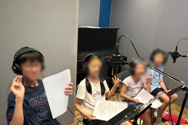 孩子在專業錄音室錄音