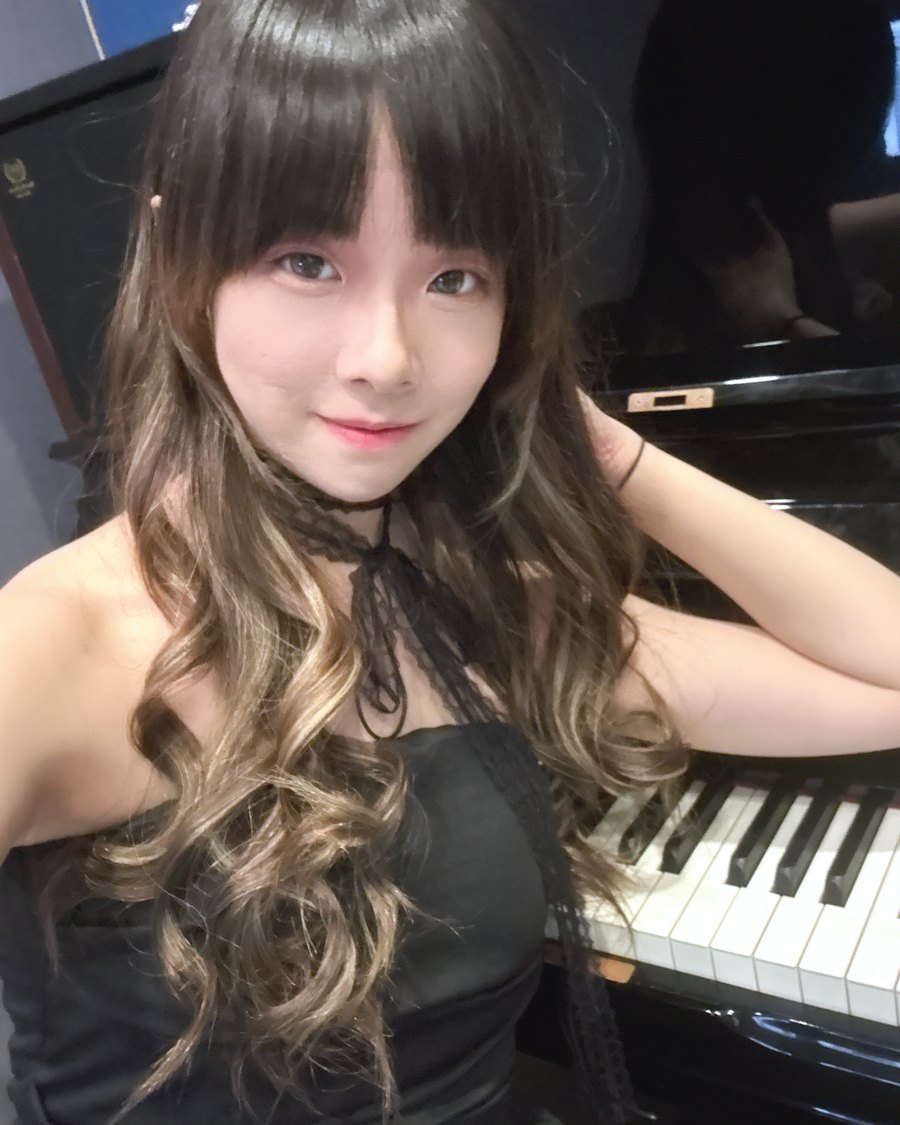 3/4 音樂藝術工作室主理老師於鋼琴前